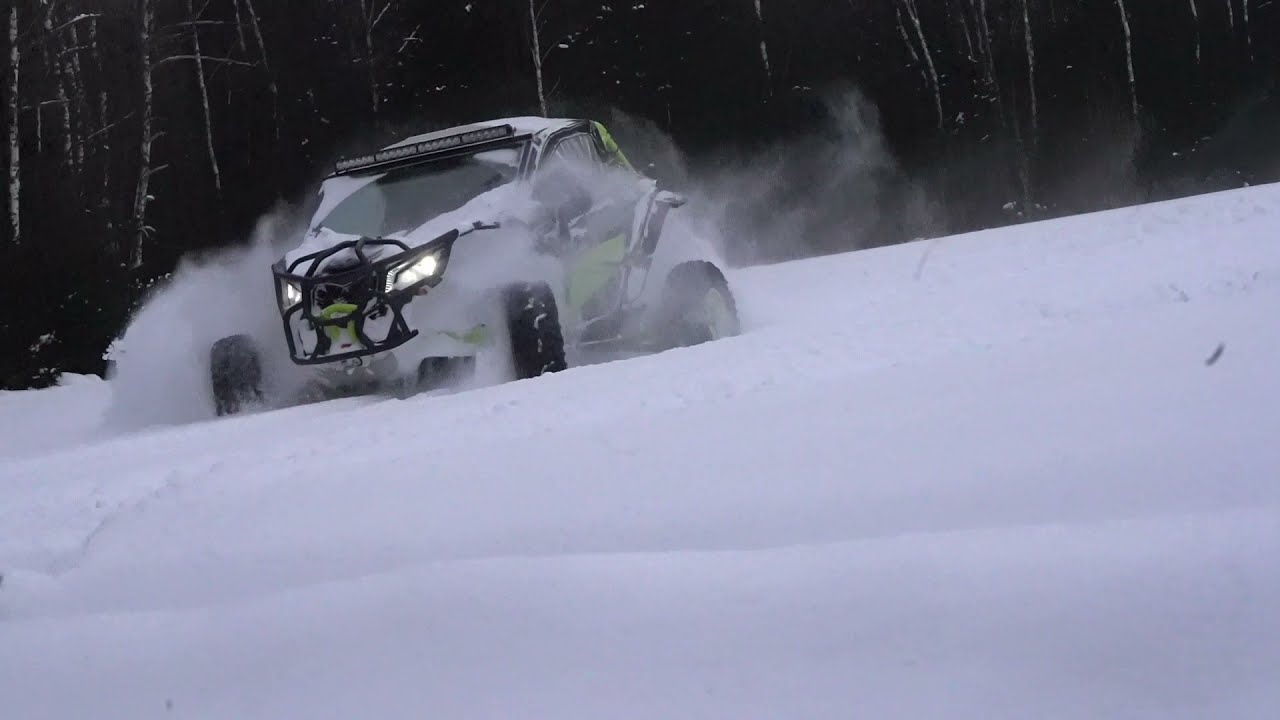 Maverick x3 xmr turbo в поле по снегу.