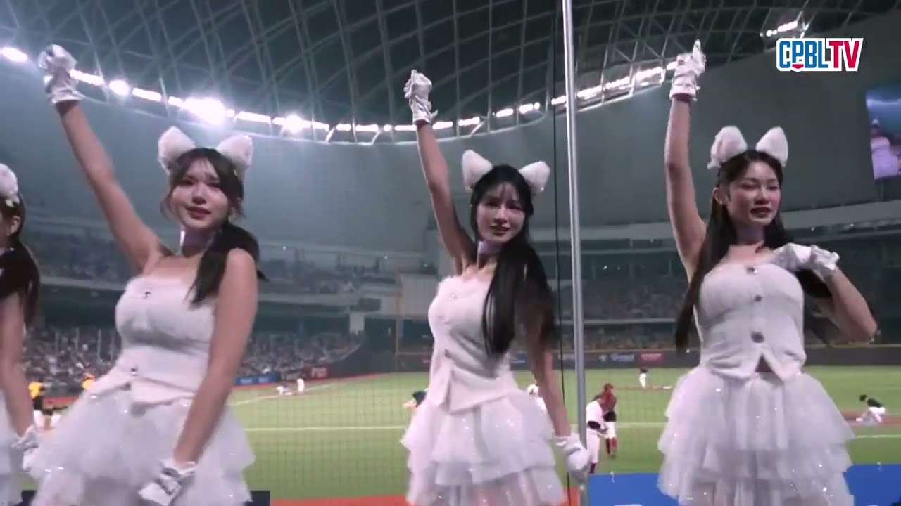 03/28 中信 VS 樂天 中場，樂天啦啦隊樂天女孩Rakuten Girls在看台上帶來今天第二支舞蹈表演