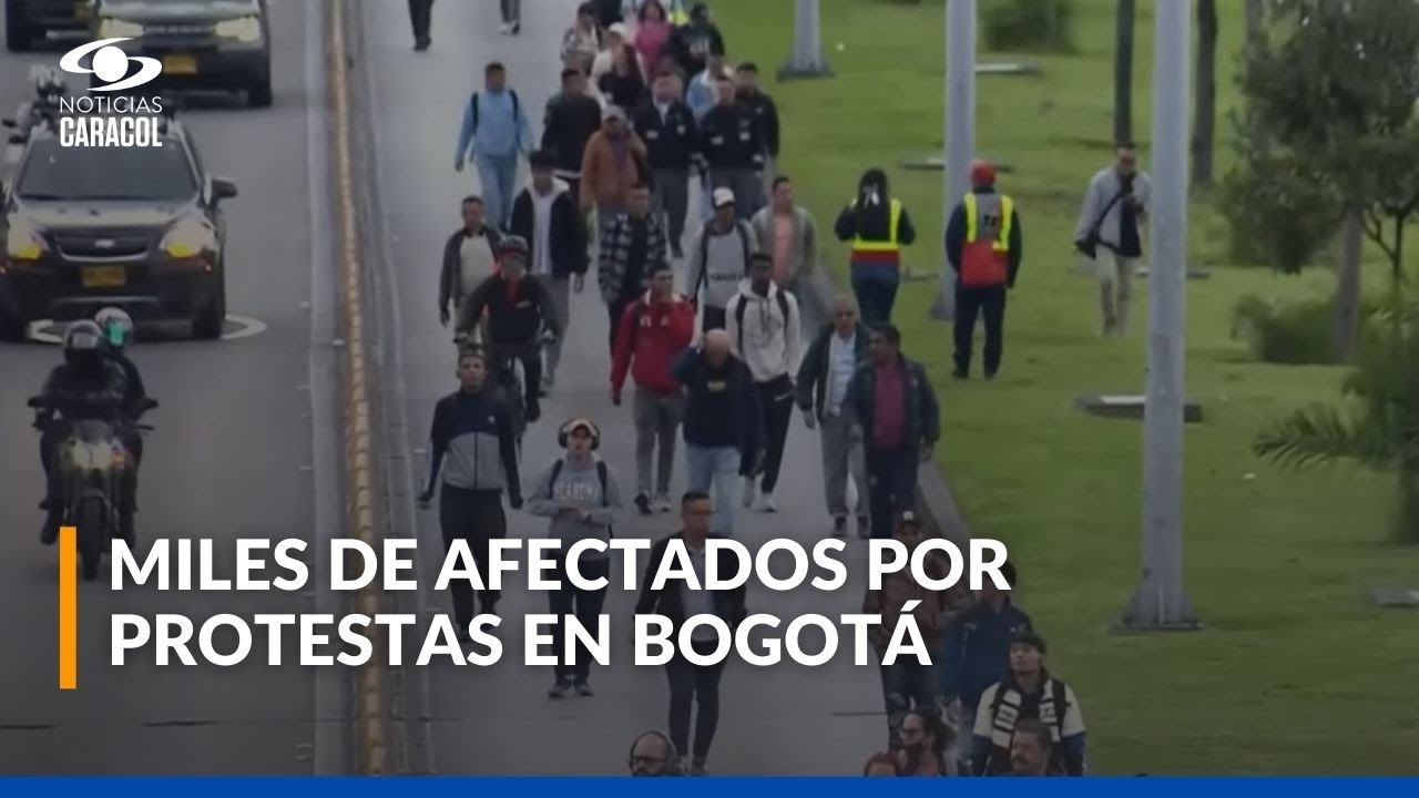 Caos en Bogot&aacute;: manifestantes bloquearon v&iacute;as y dejaron a miles caminando