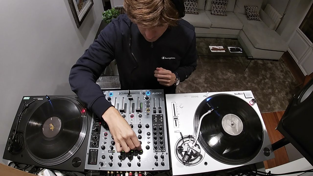 Winter Mix - Strictly Vinyl - Technics 1200 MK7 Silver vs Technics 1200 MK7 Black