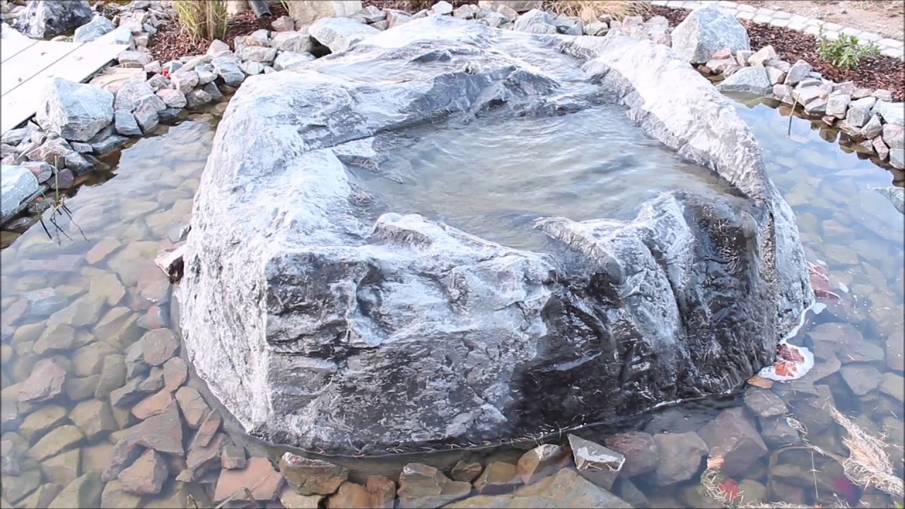 Kunstfelsen im Garten mit einer Teichanlage