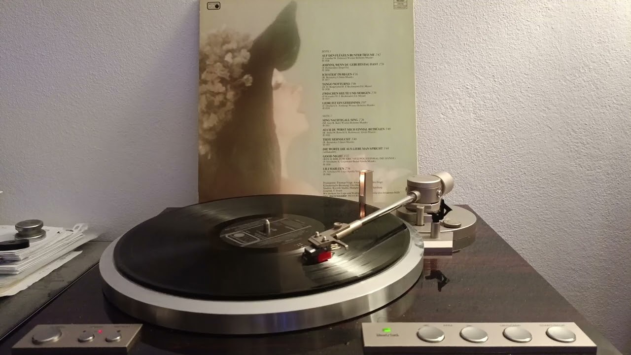 VICTOR (JVC) QL-Y44F playing MILVA 