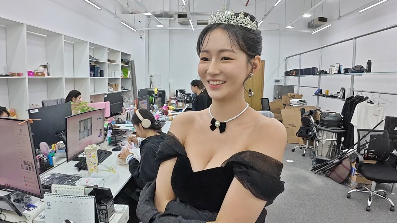프렌치스카로 변신 후 사무실에 나타난 유나... 직원들이 깜짝 놀라네요