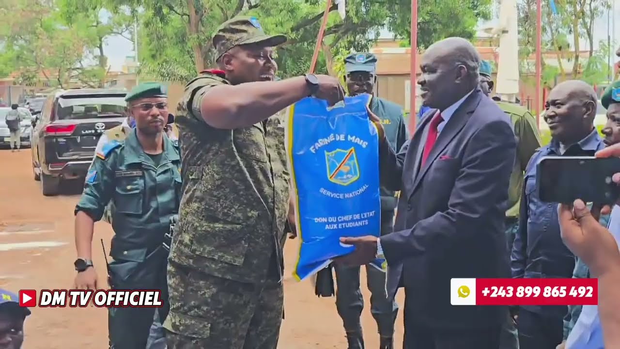 SERVICE NAT : REMISE DE SACS DE SEMOULE AUX ÉTUDIANTS DU GRAND KATANGA PAR LE GÉN JP KASONGO KABWIK