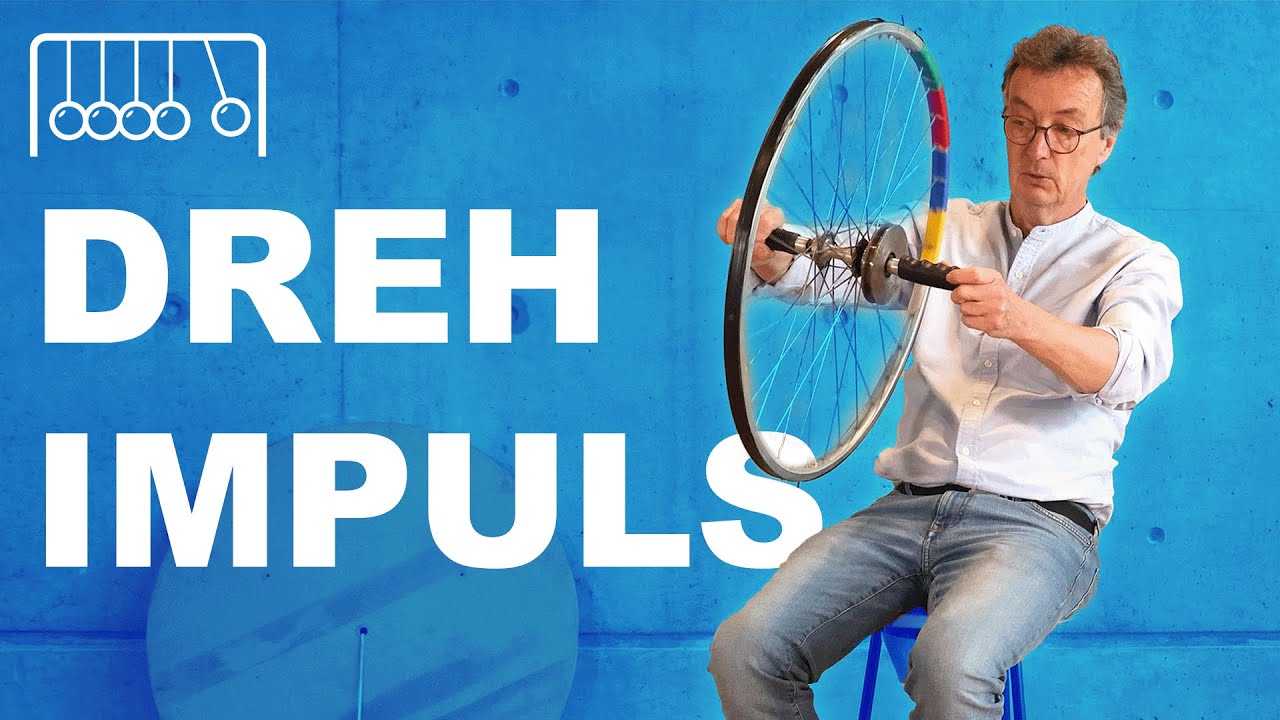 Drehimpulserhaltung auf einem Drehstuhl mit Fahrradreifen.