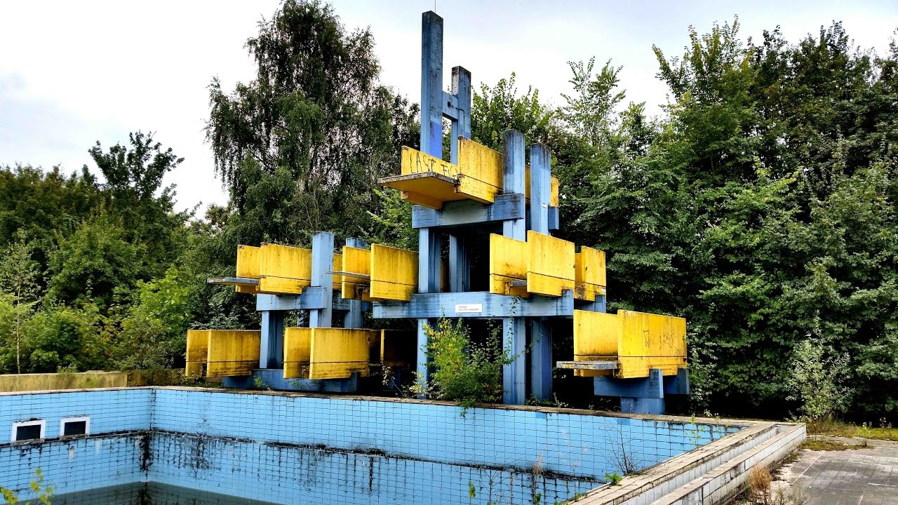Lost Place - Das verlassene Freibad Blau - Gelb