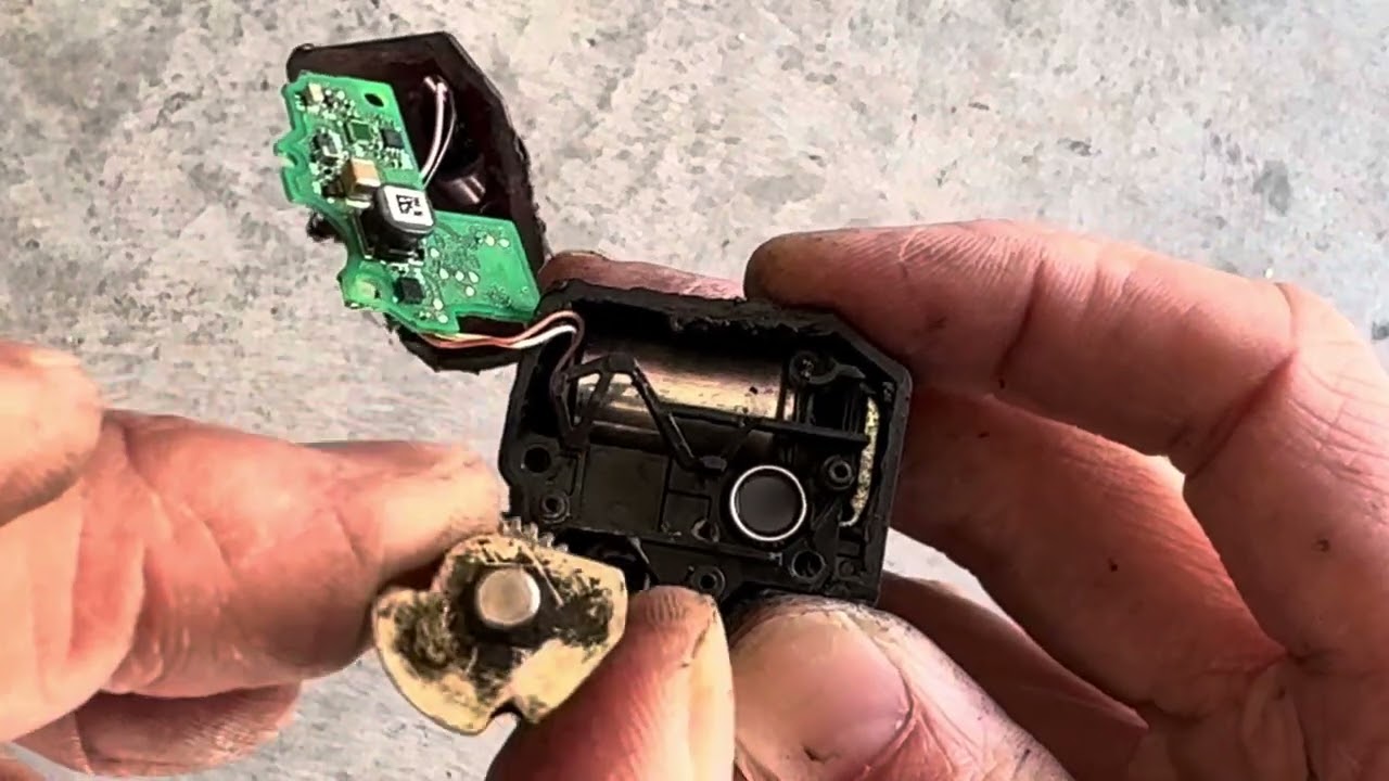 What’s inside a di2 rear derailleur? Broken di2 won’t shift, how it works.