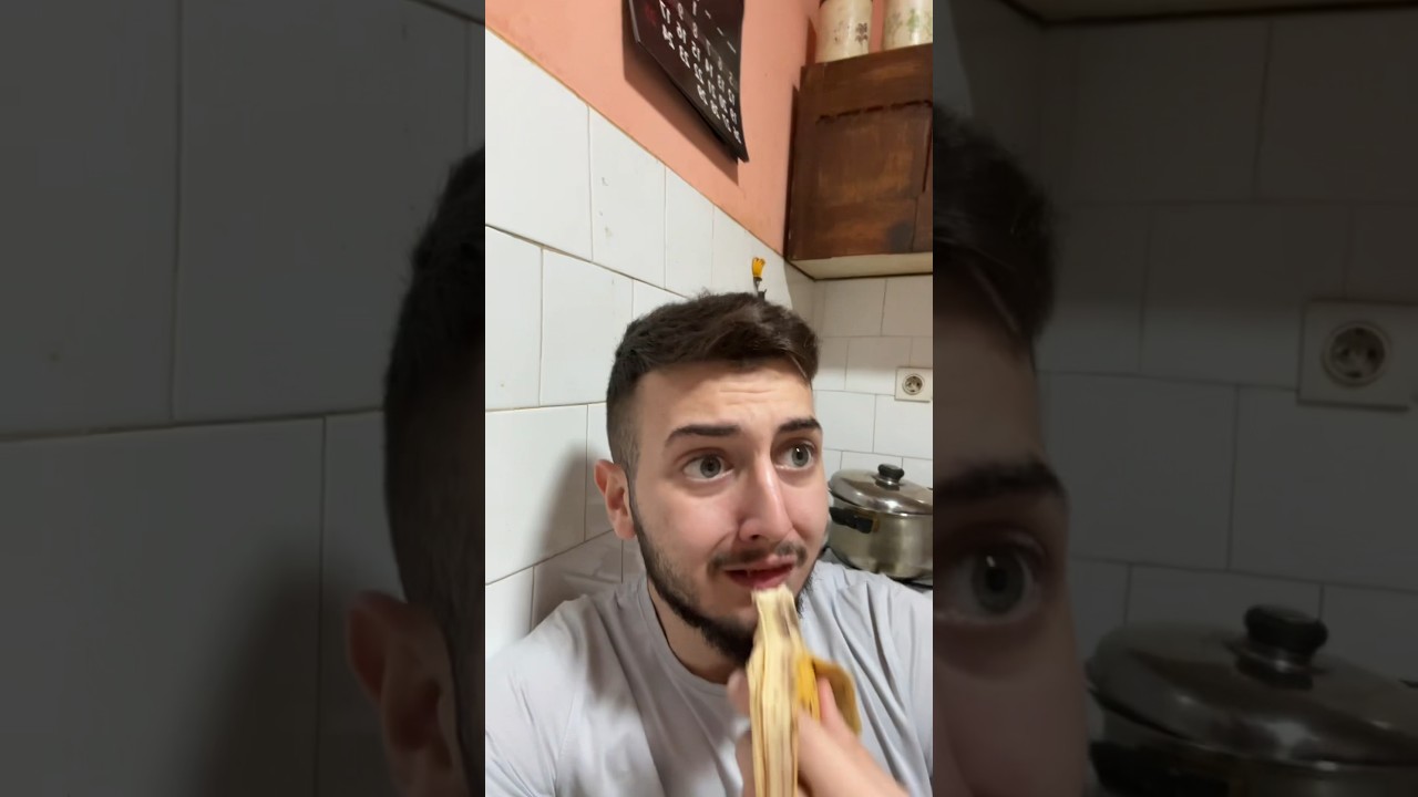 MIĆKO JEDE BANANU UMESTO RUČAK &Scaron;TO MU ĆALE SPREMIO