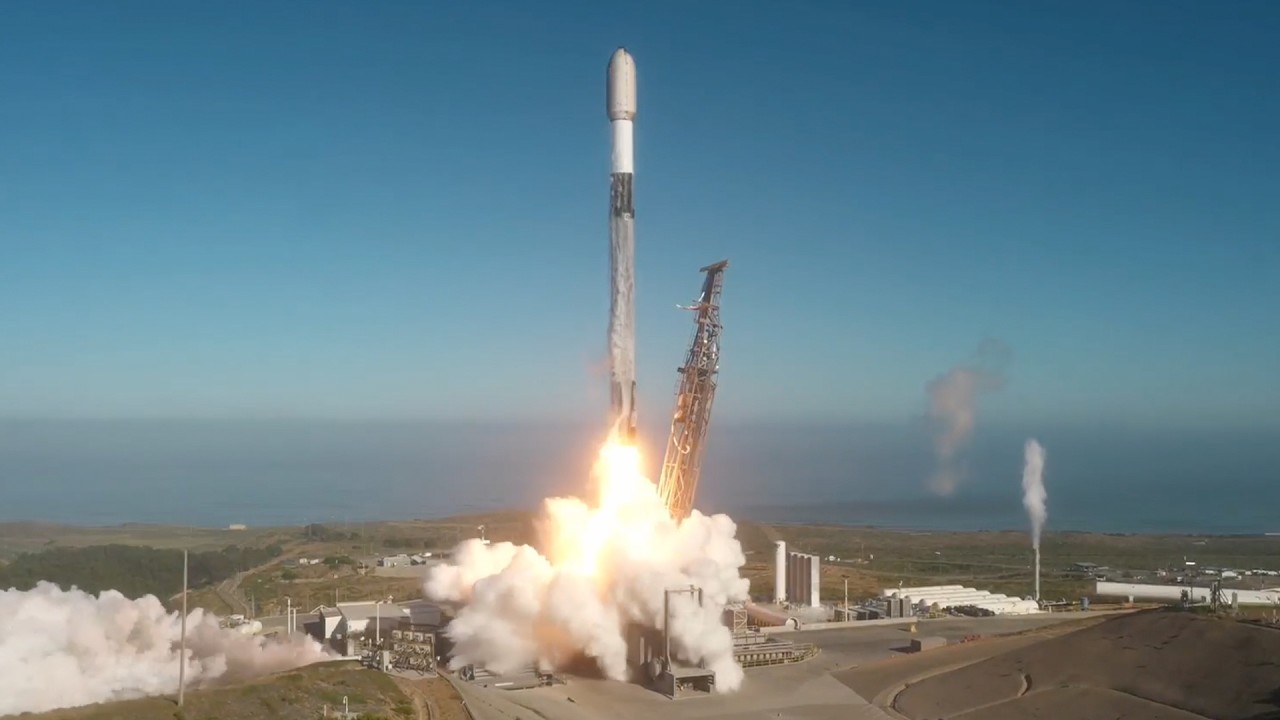 SpaceX в последний раз запускает спутники Starlink в качестве частной компании и успешно сажает с...