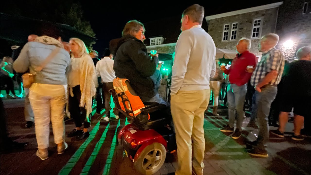 Scootmobiel zitplank om op ooghoogte te kunnen zitten; uitleg door Michel (dwarslaesie patiënt)