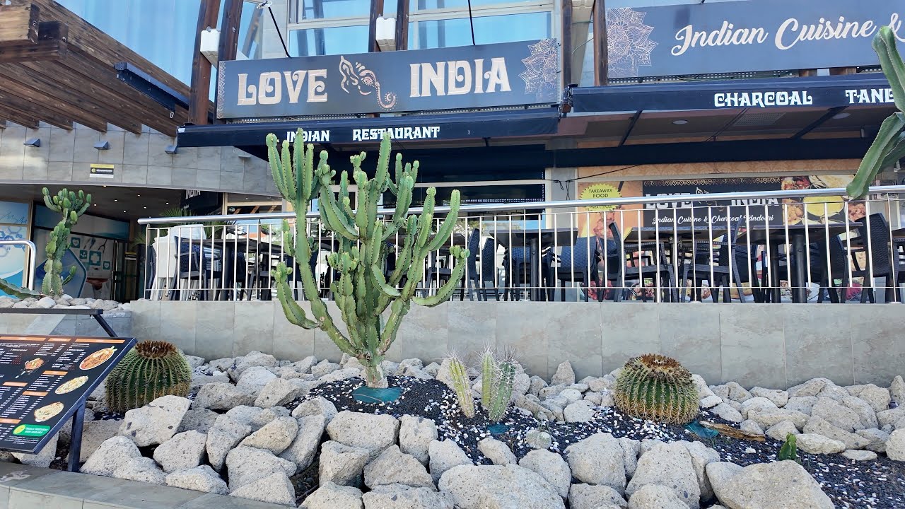 Tenerife - Look Around The Paracela Centre Great Bars And Restaurants Here In Los Cristianos....