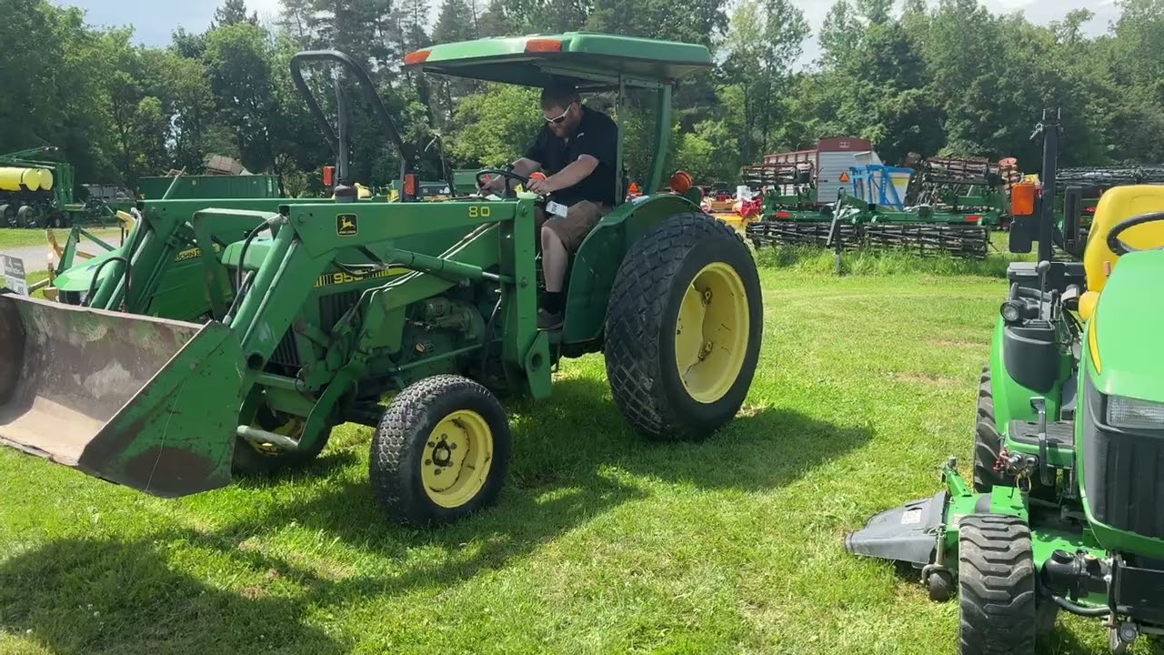 Lot 734: 1988 John Deere 950 Tractor