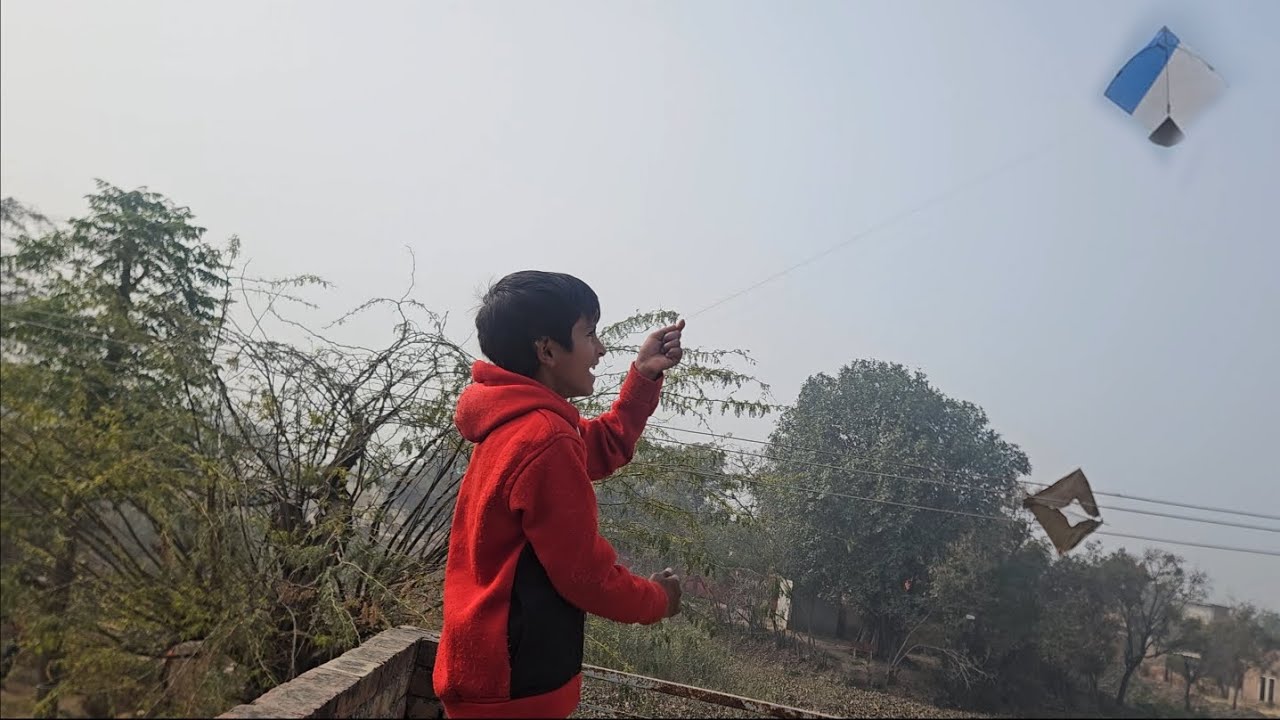 ਏਸੀ ਉੱਤੇ ਚੜ੍ਹ ਕੇ ਕਹਿੰਦਾ ਇੱਥੇ ਹਵਾ ਆਉਂਦੀ ਆ😂#minivlog #viral #patangbazi #viral 