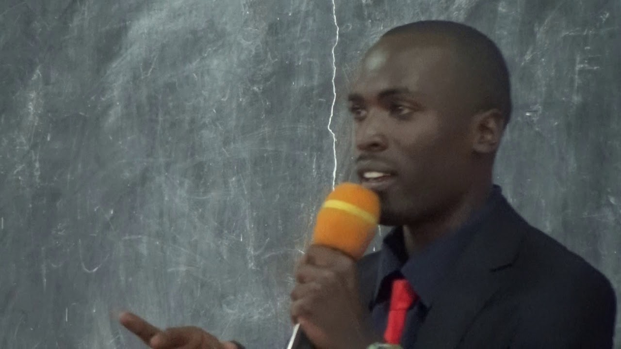 Assemblée Chretienne Goma/Keshero, Frère Joseph conduit les cantiques de louange