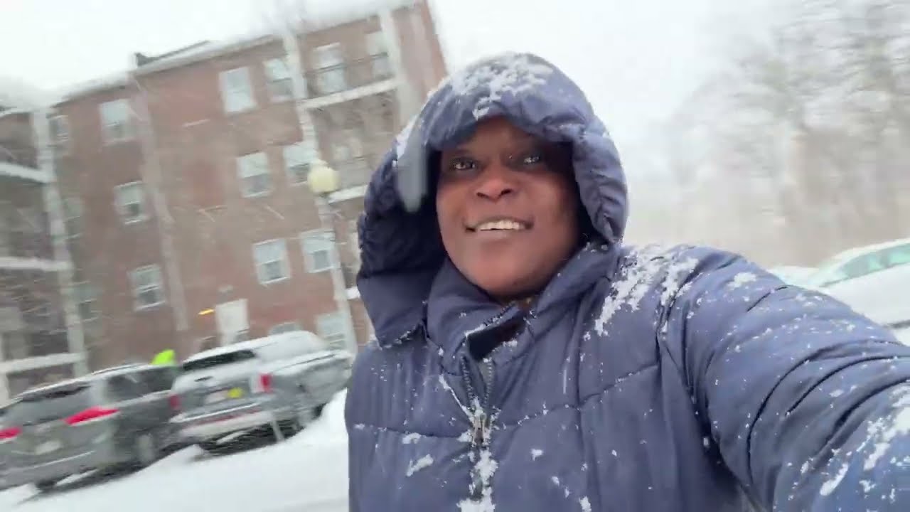 Time to pick up my daughter from the bus stop buh it’s snowing #youtubeshorts #snow #youtube 