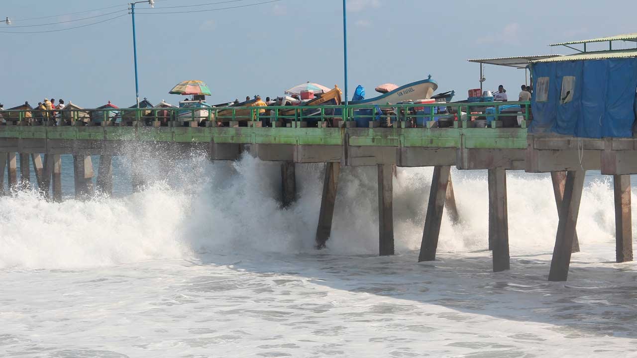 Fuerte oleaje causó inundaciones en varias playas de la costa salvadoreña