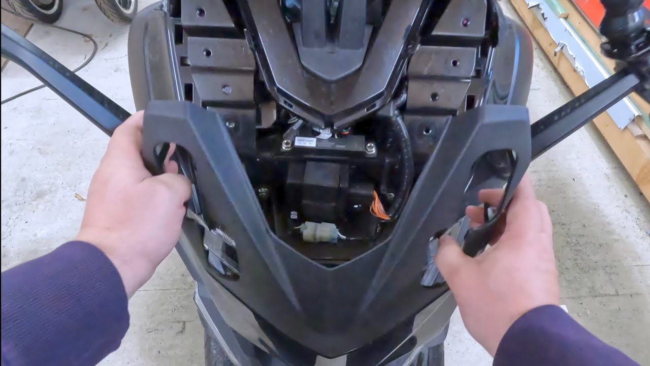 Demontage von Windschutzscheibe und vordere Blende bei Kymco CV3