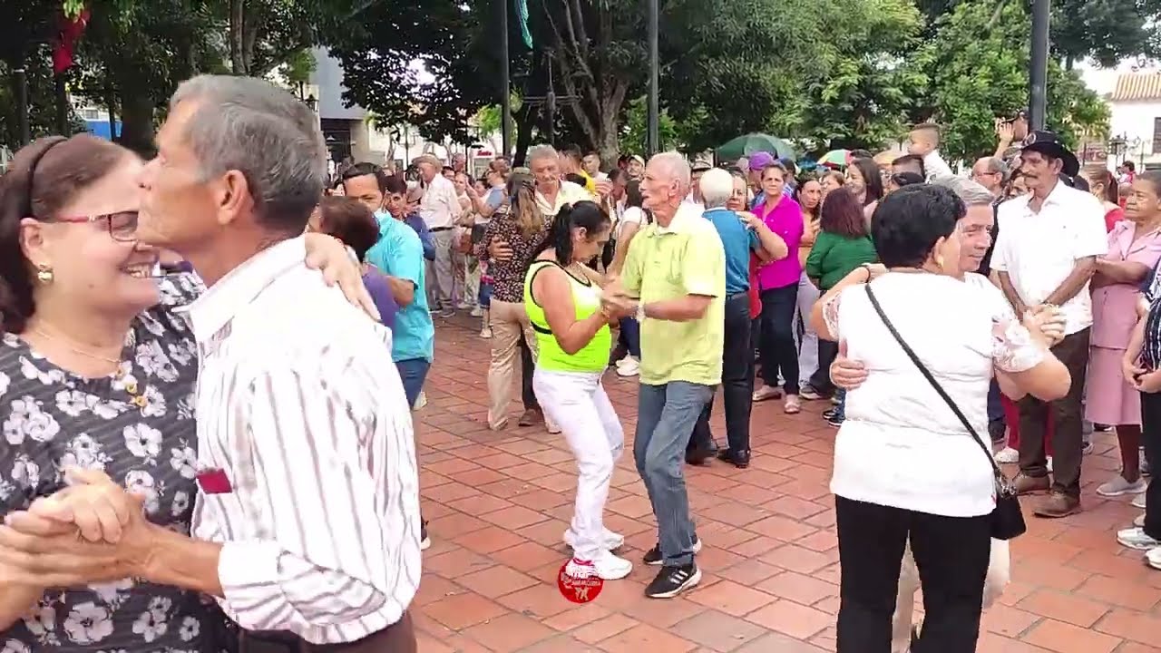 Cómo bailar CARRANGA como un profesional 🔥| Fusión 4 en vivo en Ocaña