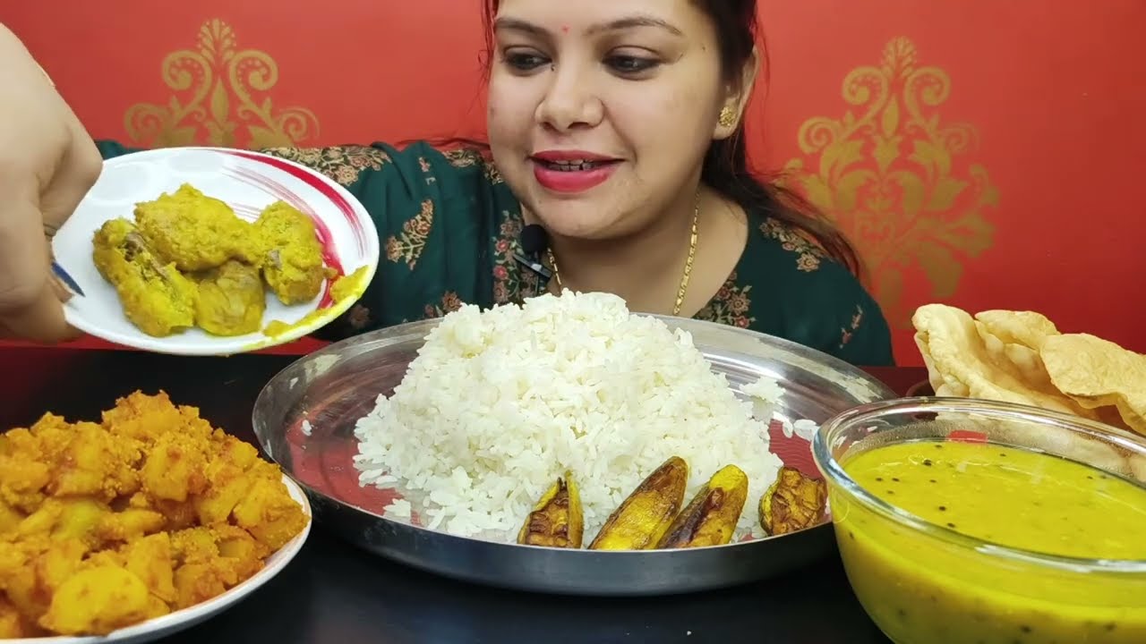 Eating My Favourite Lunch Menu,Aam Dal,Jhal Jhal Aluposto,Potol Posto,Papad।।