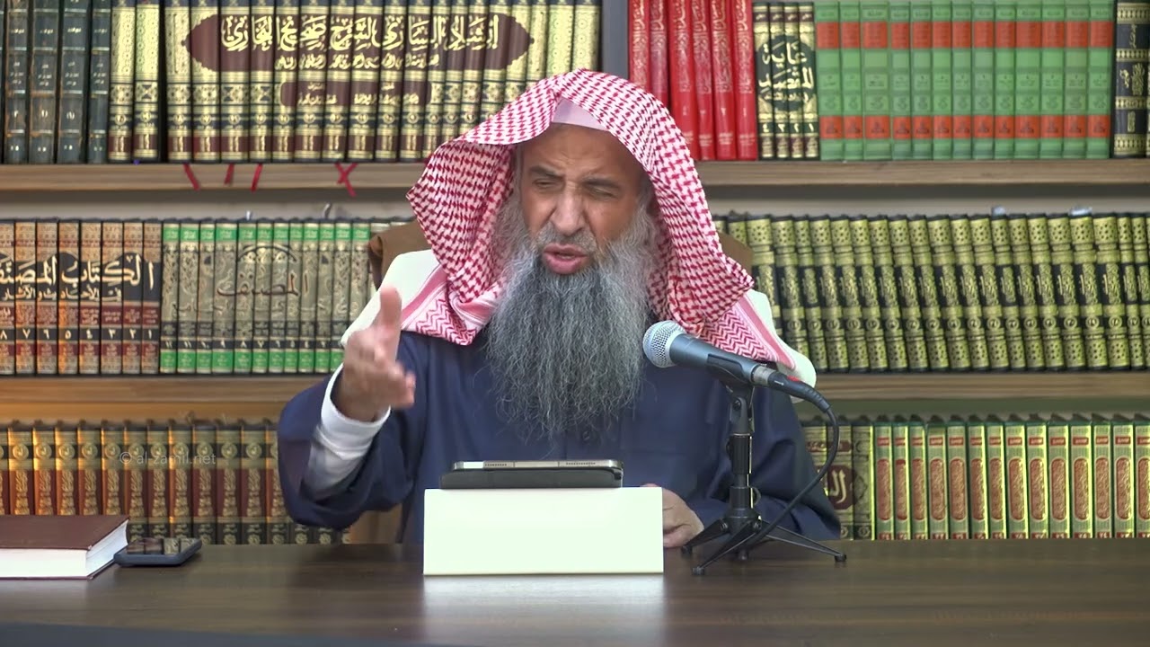 هل يكفر من استهزأ بشخص لأنه يطيع الله؟