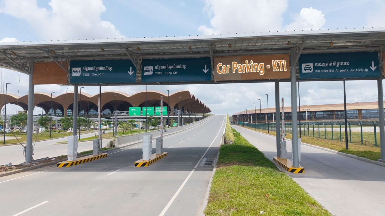 Car Parking In front of Techo International Airport - ចំណតព្រលានថ្មីធំណាស់