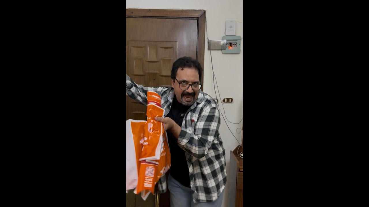 اما جوزك يرجع من الشغل اول الشهر وهو قابض مرتبه