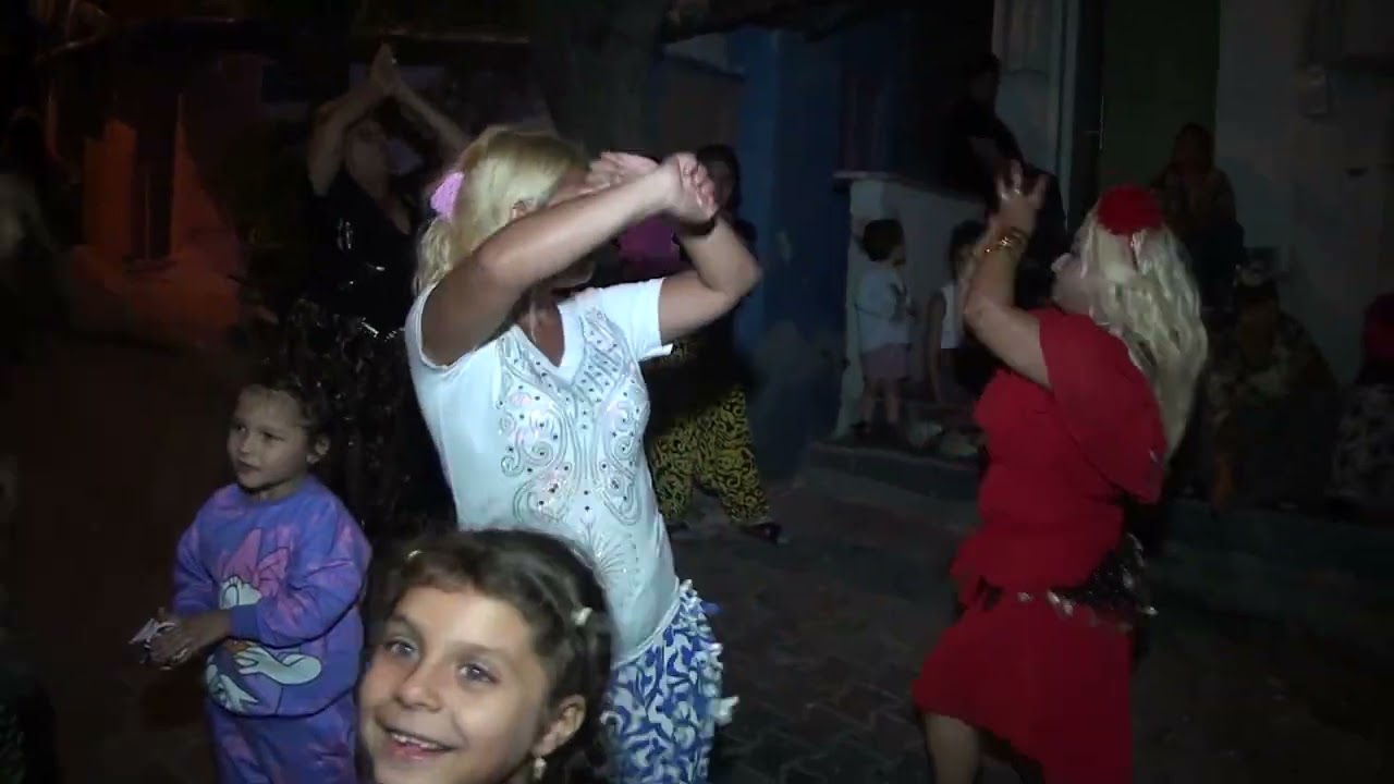 YAŞAR ASAF & ECRİN HALASI DUYGU  ESENYURT FAHTİ MAHLLESİNİ SALADI