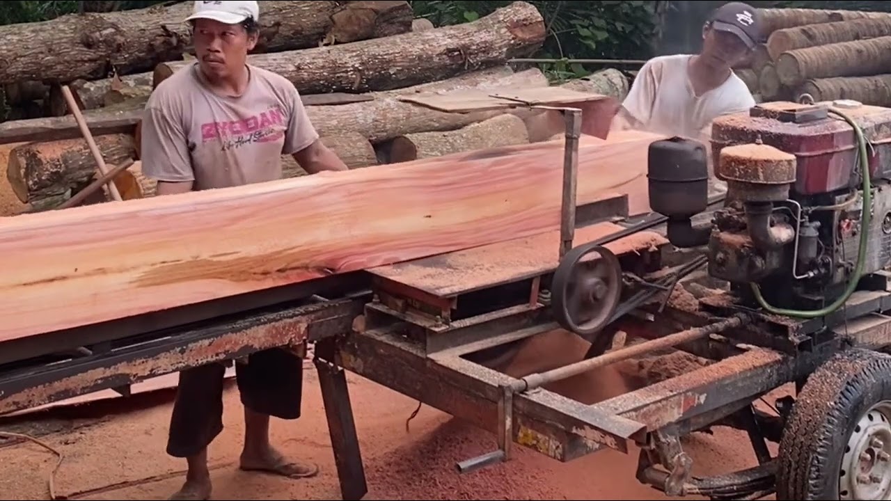Penggergajian kayu mahoni untuk papan bak truk #wood #mahogany #circle #mesinserkel  #woodworking #