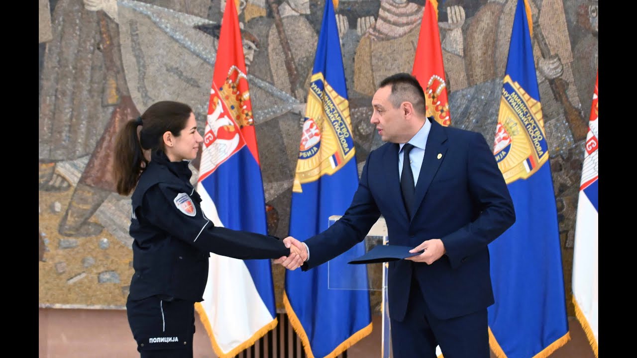 Ministar Vulin studentima KPU i polaznicima COPO uručio nagrade