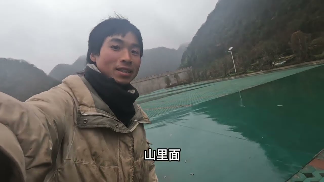 湿答答的天气终于寻找一处干净露营地，本地小哥送来水果