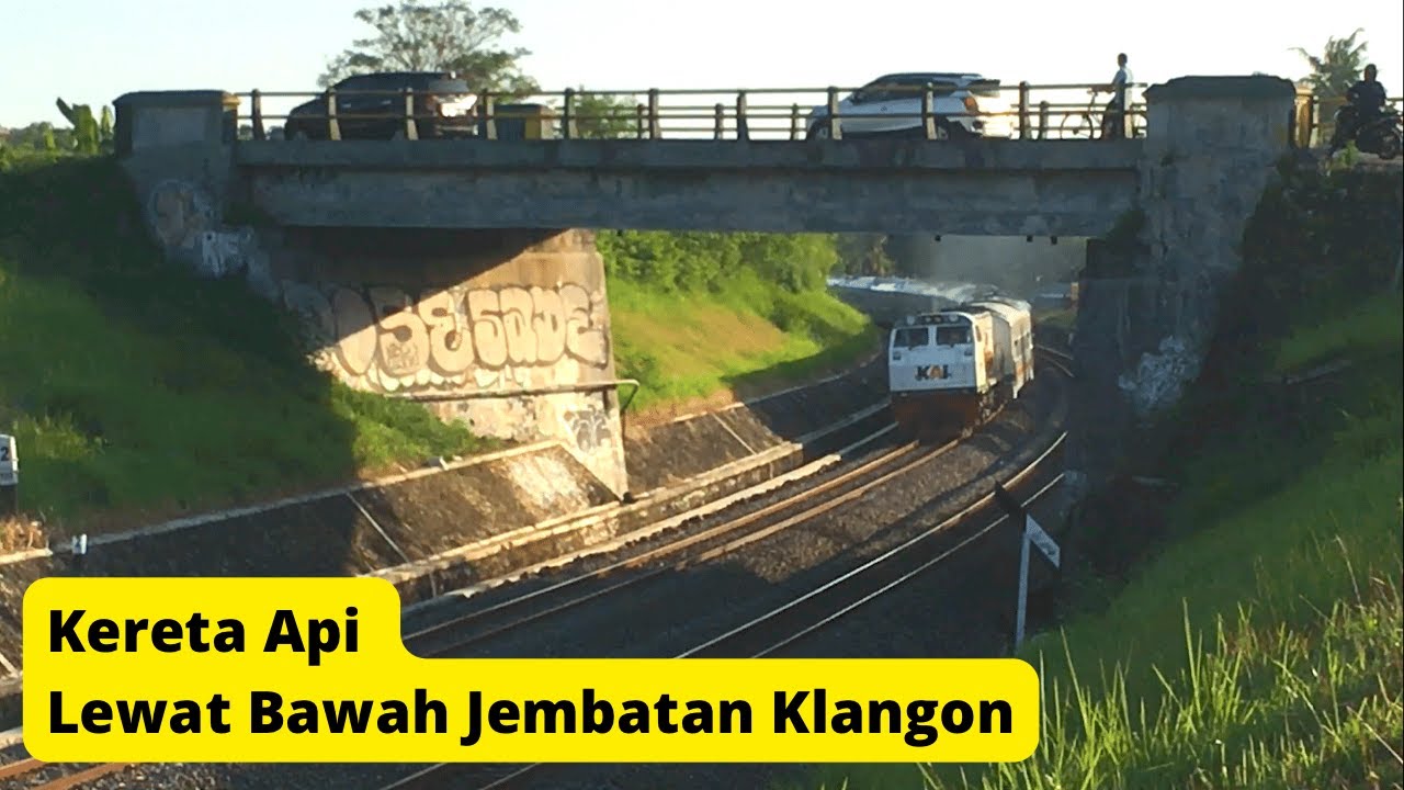 Kereta lewat di jembatan ngebrak Sedayu
