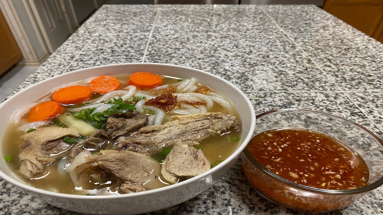 Tô bánh canh vịt ăn với chén nước mắm ngừng là đúng bài và hết ý luôn😃😍