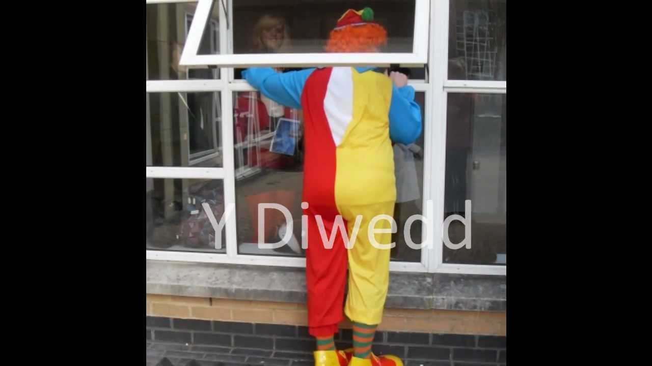Bro Myrddin Comic Relief 2011 @yggbm #yggbm - LEG WAXING FANCY DRESS