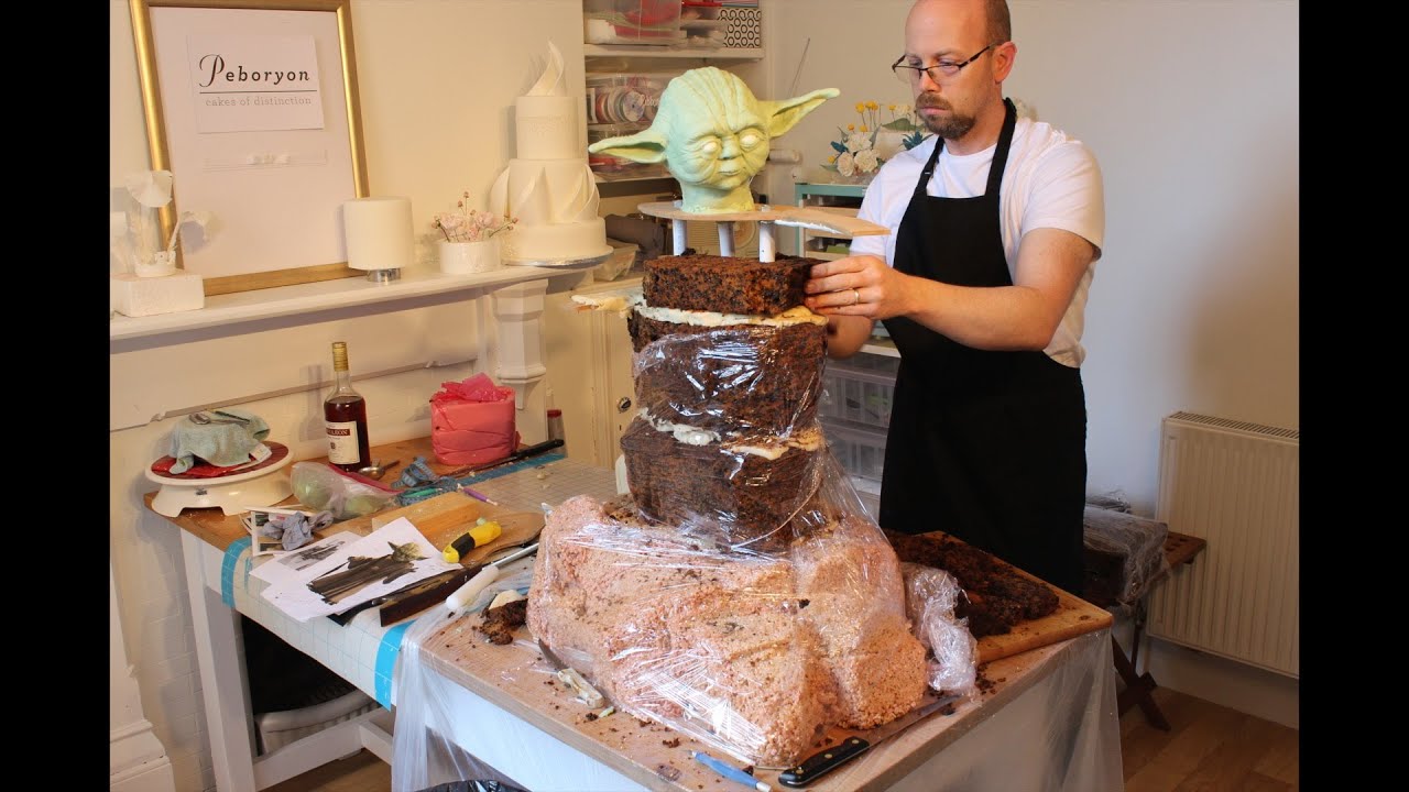 Peboryon's levitating  cake - Sculpting Yoda in cake