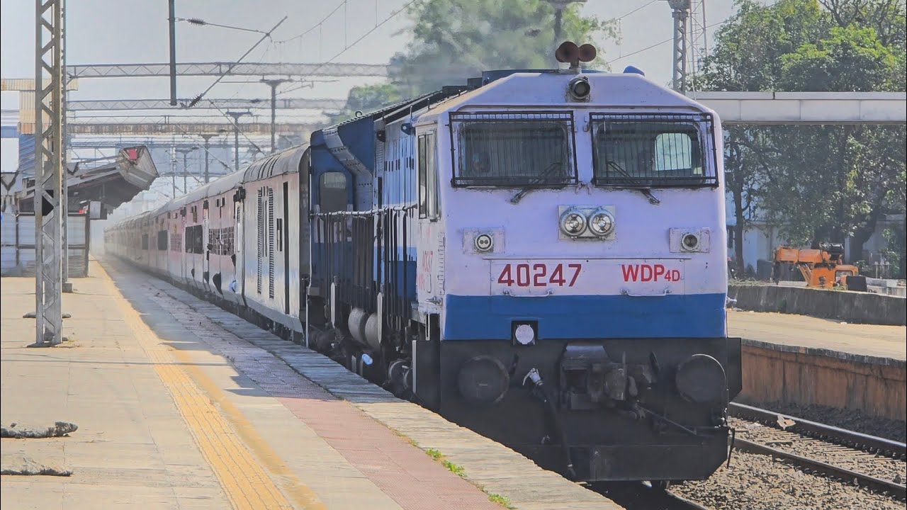 40247 KJM WDP-4D IN CAB-1 FORWARD IN BMTC LIVERY HAULING 16587 YESVANTPUR BIKANER EXPRESS 