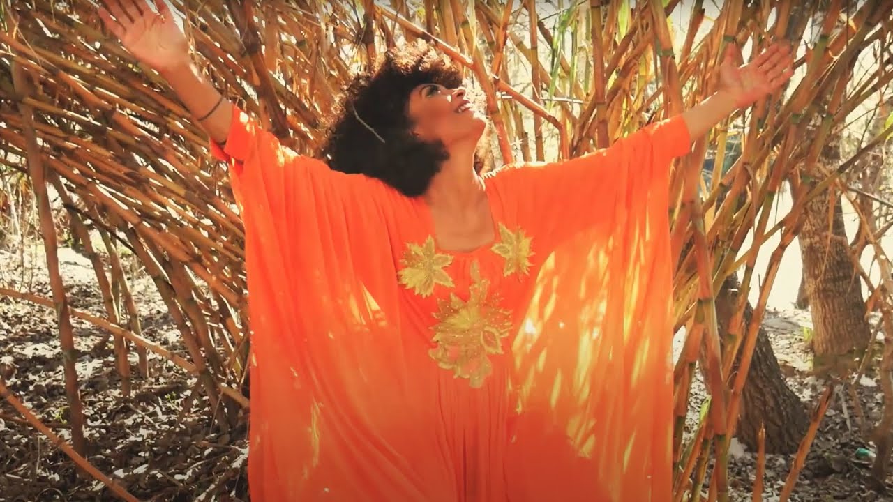 La Negra & Panky | DE OTRA MANERA (Official Video)