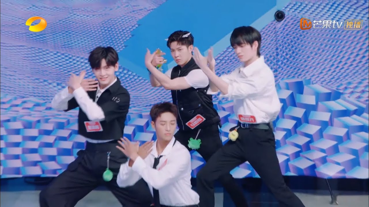 伍嘉成马伯骞跳广场舞 颜值高跳什么土味都是帅的 《快乐大本营》20200711 Happy Camp【湖南卫视官方HD】