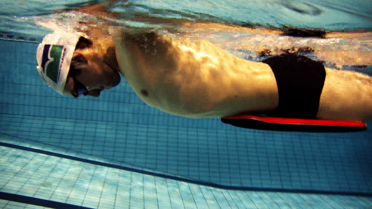 natation éducatif papillon 1 planche sous le bassin