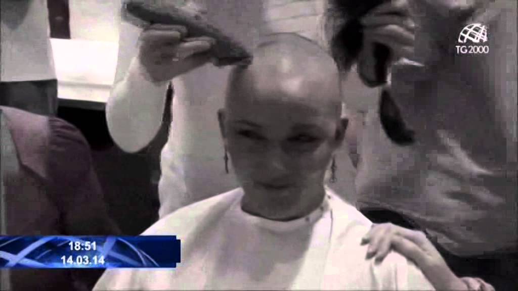 Perde i capelli a causa di un tumore e le amiche si tagliano a zero i capelli