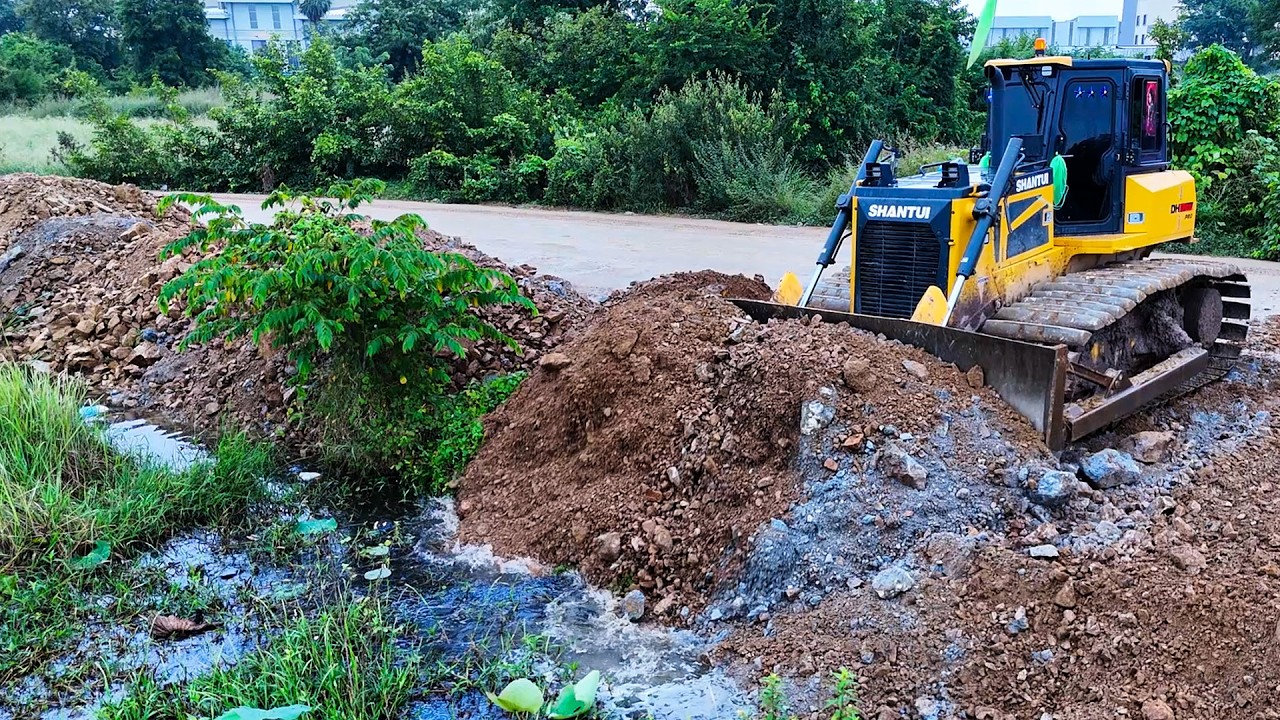 What a powerful dozer! Great skill operator use bulldozer Shantui DH17-C3pro pushing soil easily