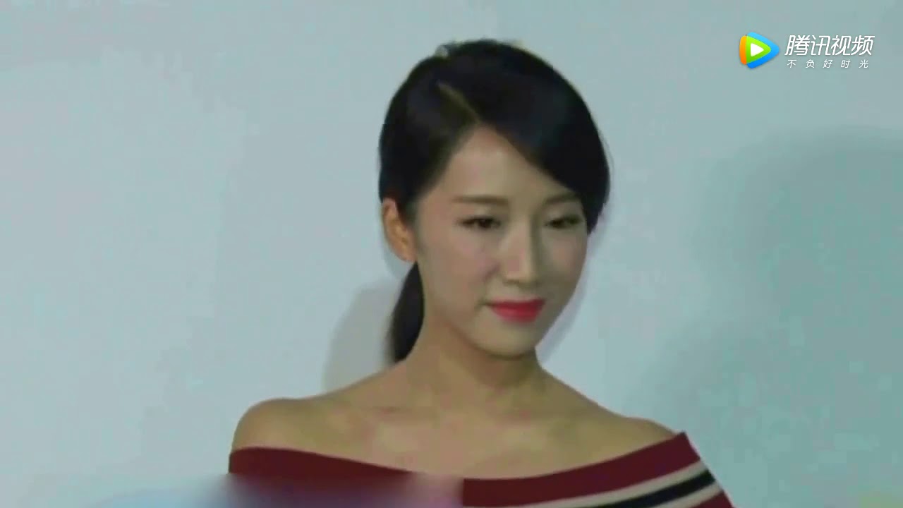 李念难得不炫富，头上的发箍还是抢了镜