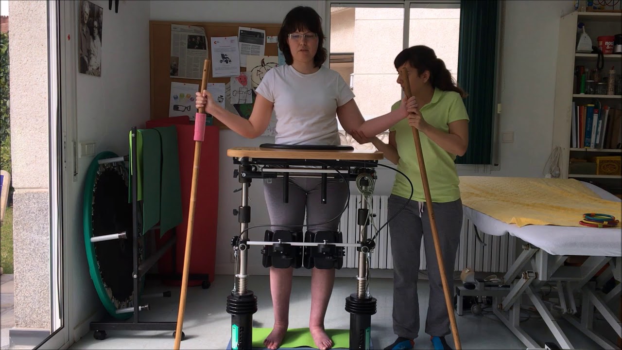 Uso de bipedestador movil en una sesión de fisioterapia