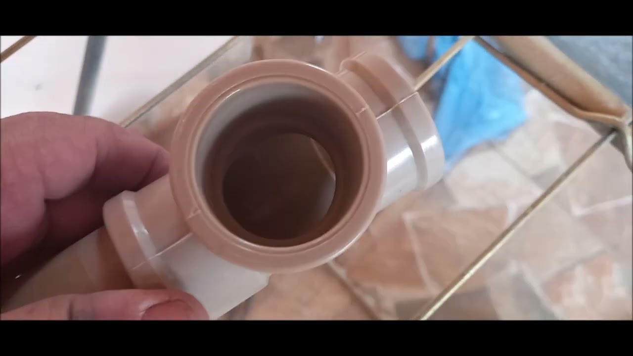 Corrimão e guarda corpo de escada com tubo de PVC e madeiras.