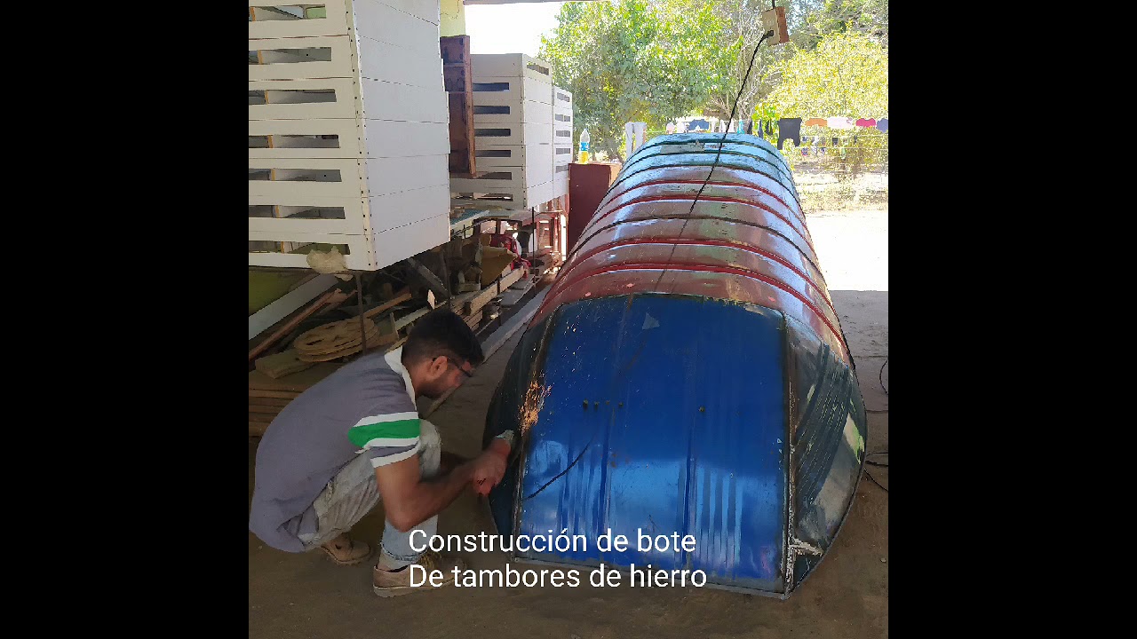 construcción de bote de tambores de hierro