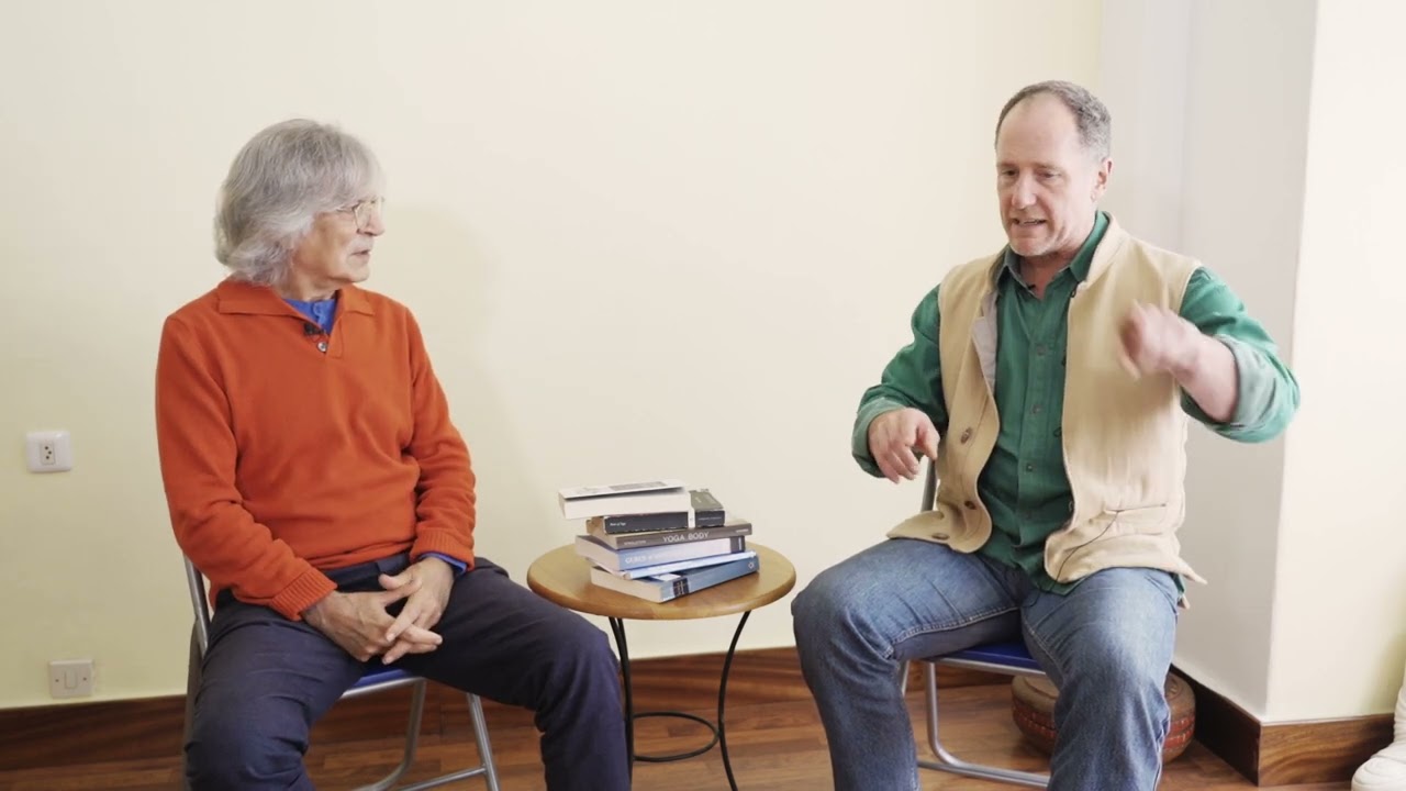 Mark Singleton dialogando sobre historia del yoga en el Centro Yoga Sanada Vigo