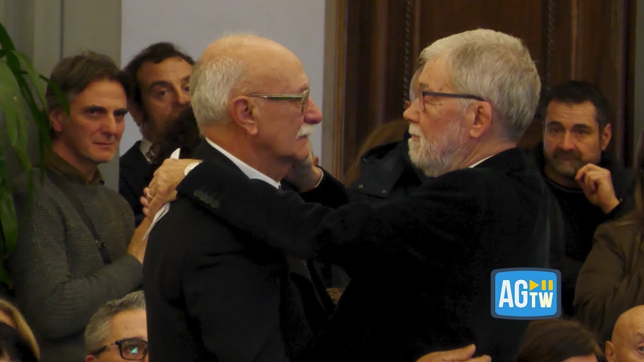 Valeria Fedeli, l&rsquo;abbraccio di Cofferati al marito. Bernini, Gentiloni, D&rsquo;Alema e Landini: &laquo;Don