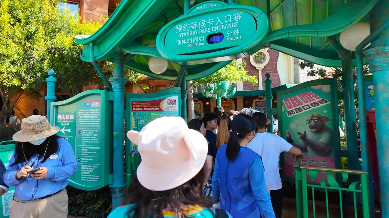 Shanghai Disneyland | Early Entry vs Breakfast - Which FIRST? (Zootopia)