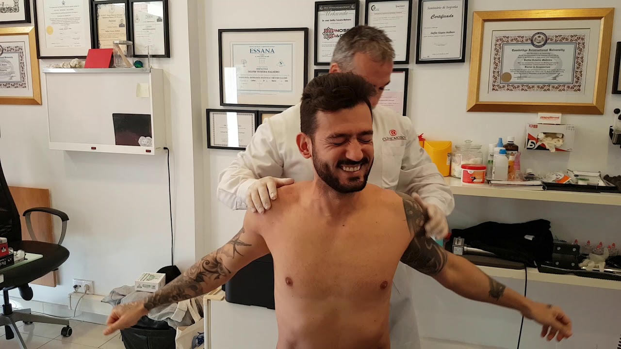 Modelo Profissional com Dores no Pesco&ccedil;o e Ombros faz tatamento de Osteopatia /Quiropraxia