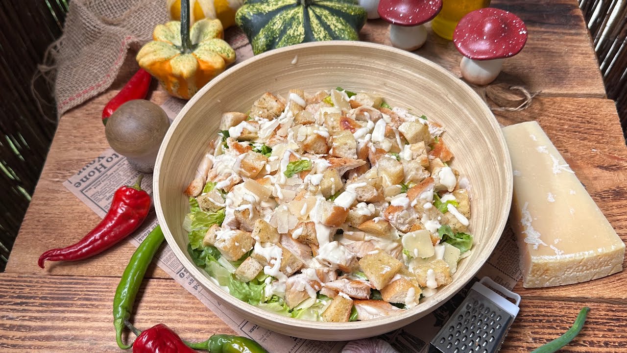 Sałatka Cezar. Zobacz moją propozycję przepisu na tą sałatkę. 