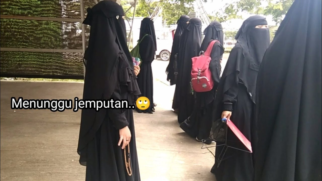 Santri Putri Alfatah Temboro Menunggu Jemputan